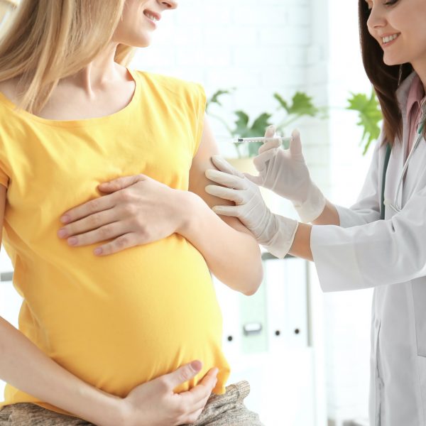 Eksperci CDC rekomendują szczepienia kobiet w ciąży  przeciw COVID-19
