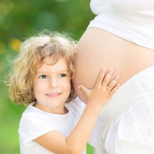 Szczepienie kobiety w ciąży chroni przed COVID-19 niemowlę w...