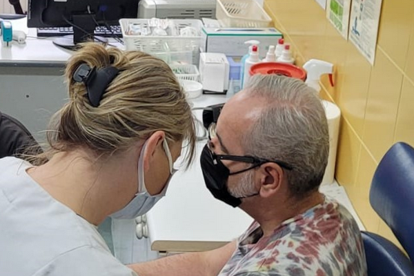 Minister Niedzielski własnym przykładem zachęca do szczepień przeciw COVID-19